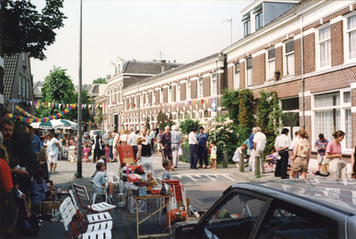 859393 Gezicht in de Abstederdijk te Utrecht, tijdens een buurtfeest met rommelmarkt.
